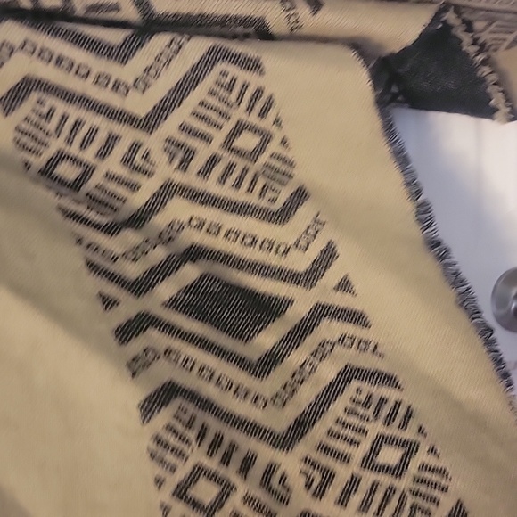 Cabin fever poncho. 100% acrylic. - Picture 6 of 6